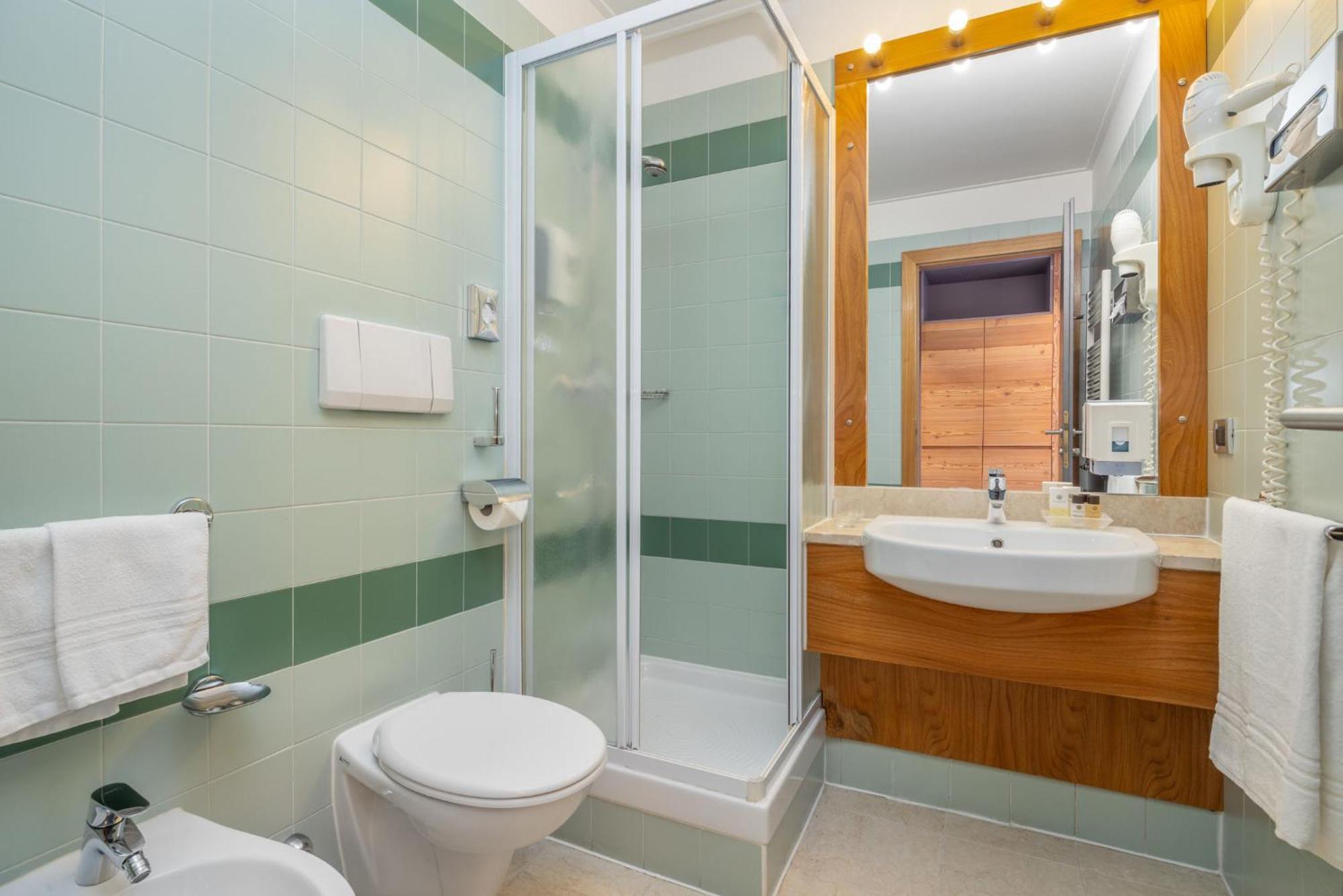 Alpholiday Dolomiti Wellness & Family Hotel Dimaro Quarto foto