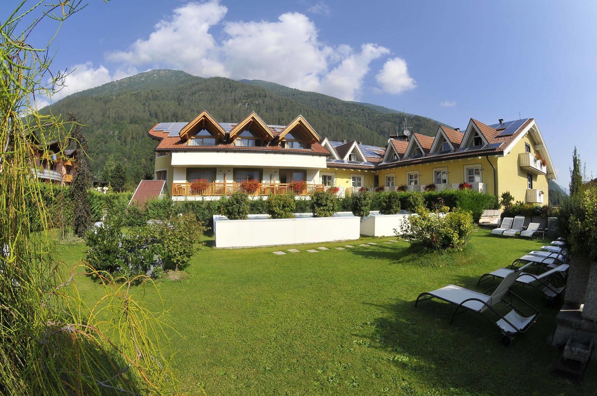Alpholiday Dolomiti Wellness & Family Hotel Dimaro Exterior foto